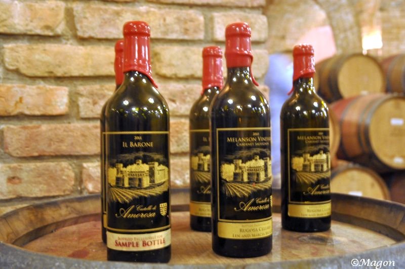 Castello Di Amorosa: бутылки Il Barone 2014 на деревянном бочонке